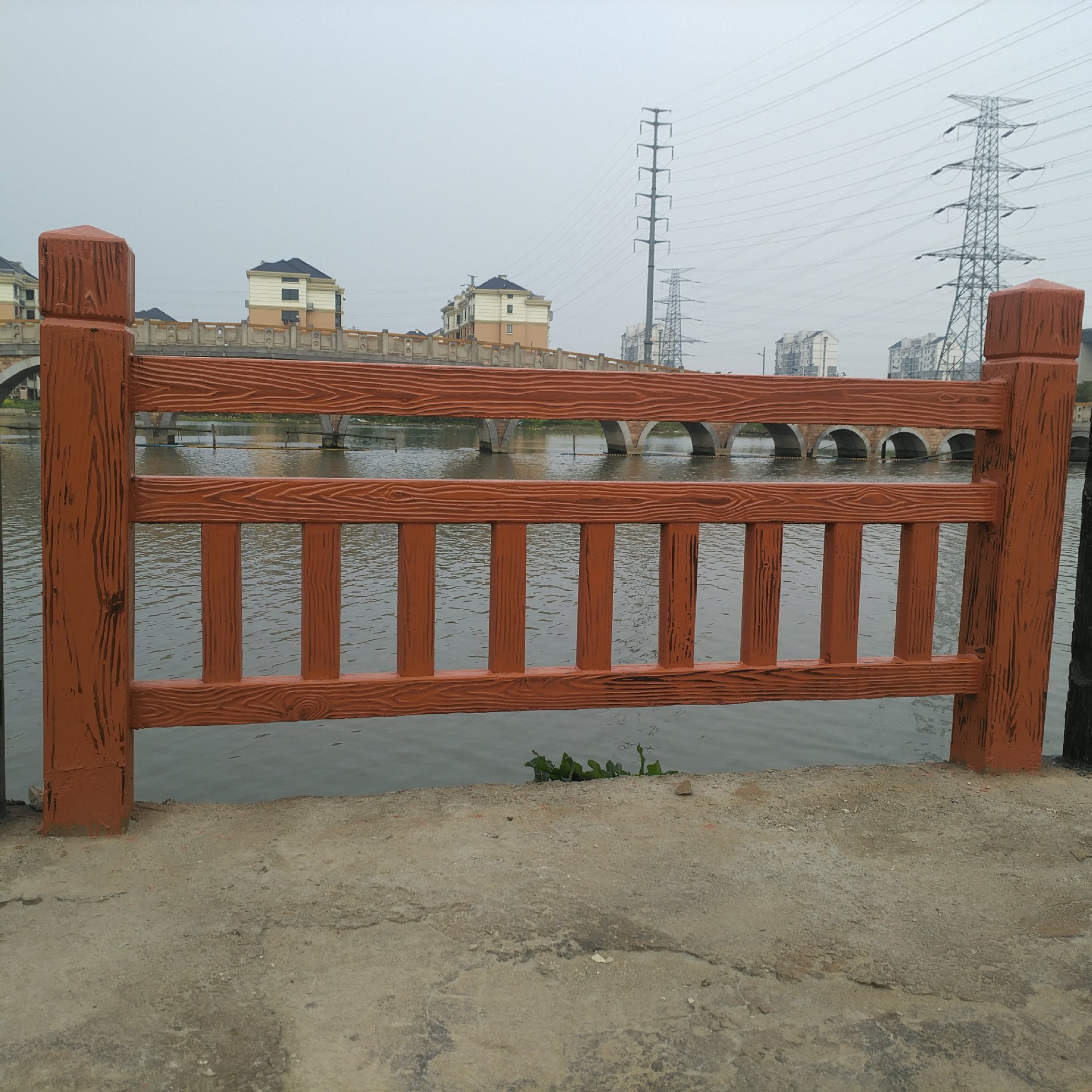 廣州天河仿木護欄廠家找廣東華堅水泥制品,質量可靠,抗壓耐腐蝕